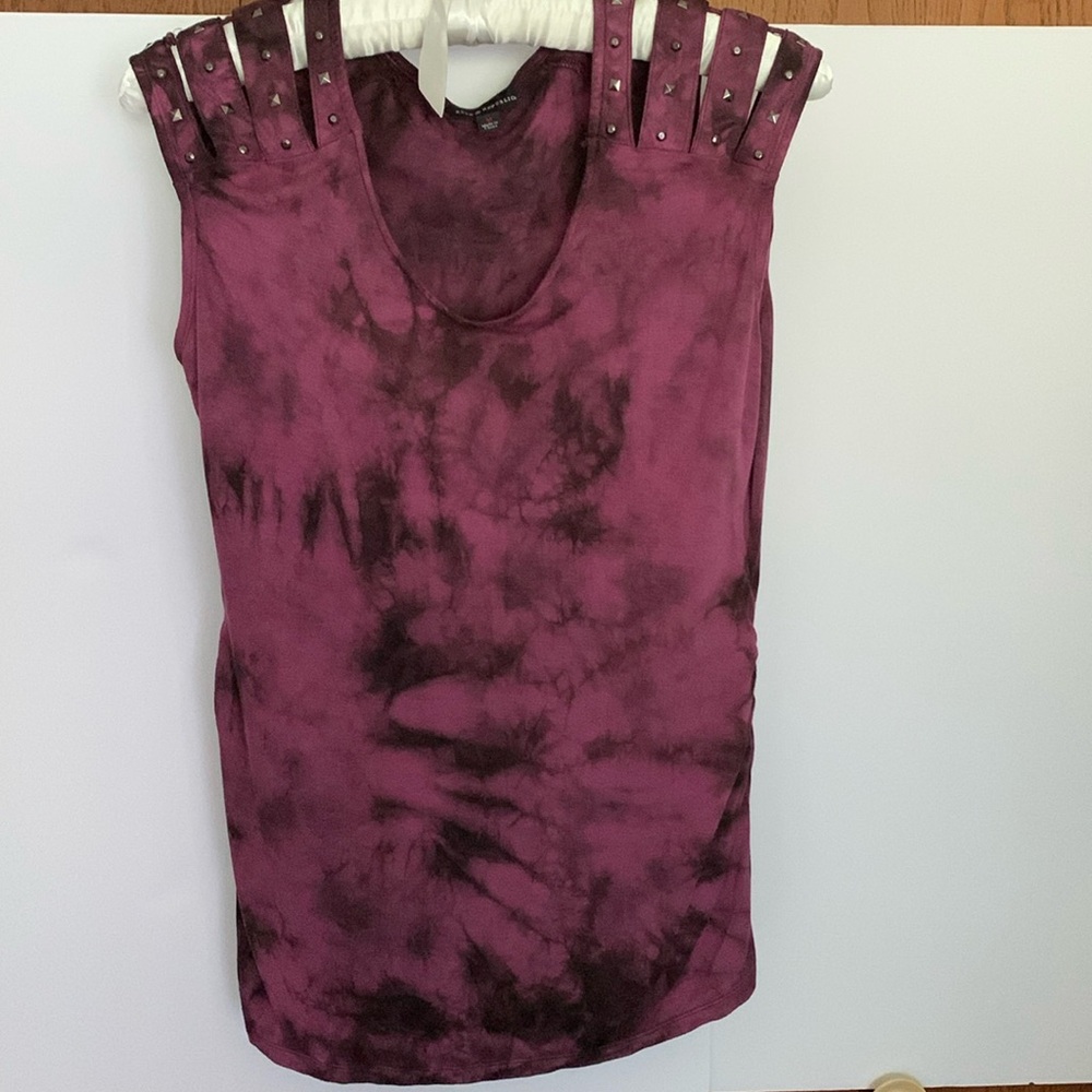❤️ROCK & REPUBLIC Embellished Slitted shoulder Sleeveless Top EUC Size Medium
